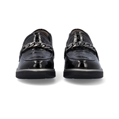 Mocassins pretos em couro brilhante com corrente metálica prateada