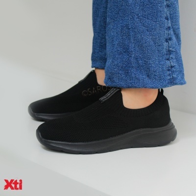 Sapatos desportivos pretos slip-on com sola preta e logo Xti