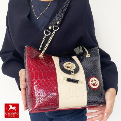 Mala feminina Cavalinho de couro tricolor com padrão pele de cobra e detalhes dourados.