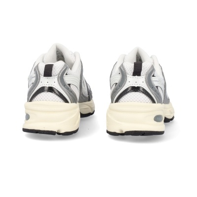 Sapatilhas desportivas brancas com detalhes cinza e sola bege vistas de trás