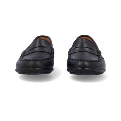 Par de mocassins pretos de couro em fundo branco