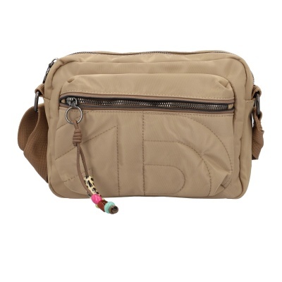 Bolsa pequena bege com bolso e puxador decorativo