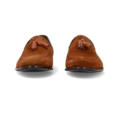 Sapatos mocassim de camurça castanha com pompons em fundo branco