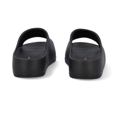 Chinelos desportivos pretos vistos de trás