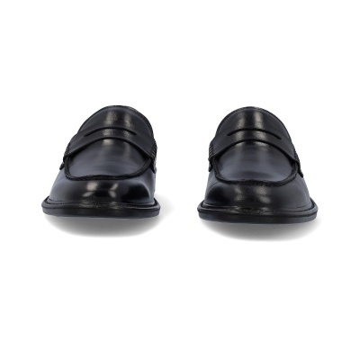 Par de sapatos pretos tipo mocassim em couro liso