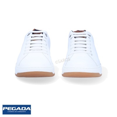 Sapatilhas brancas com sola castanha e atacadores