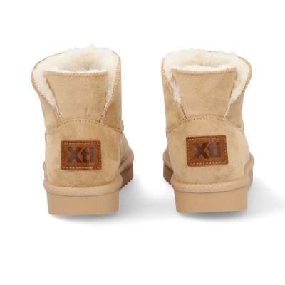 Botas bege com interior felpudo branco e selo Xti castanho na parte traseira