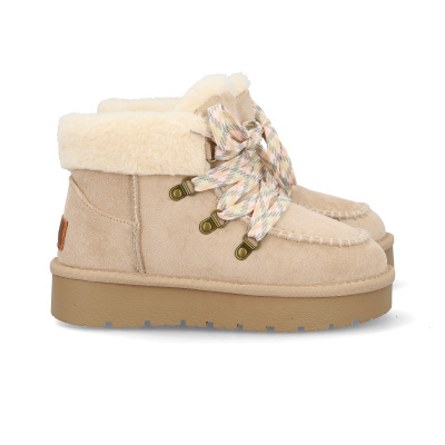 Botas de pele bege com pelo na pala e atacadores xadrez pastel