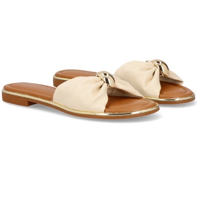 Sandálias rasteiras bege com detalhe dourado na tira e borda da sola.