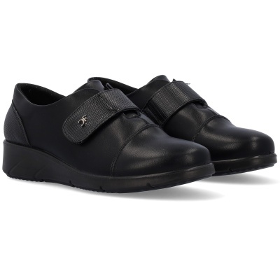 Sapatos pretos com fecho de velcro e sola preta