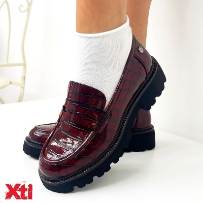 Sapatos mocassin verniz bordeaux com padrão crocodilo e sola preta grossa