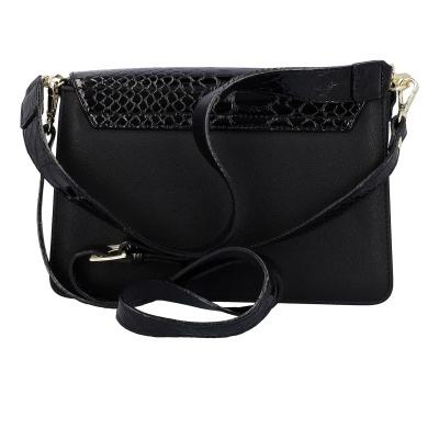 Mala preta tipo carteira com alça fina removível e aba em pele imitação cobra