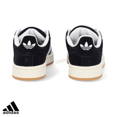 Sapatilhas Adidas pretas e brancas vista de trás