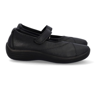 Sapatos pretos femininos com fecho de velcro e sola preta.
