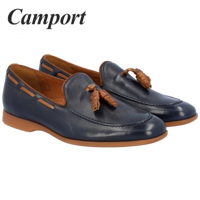 Sapatos mocassim Camport em pele azul escura com pompons castanhos.