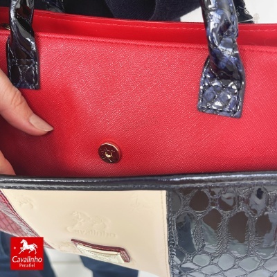 Bolsa Cavalinho croco preto e creme com interior vermelho