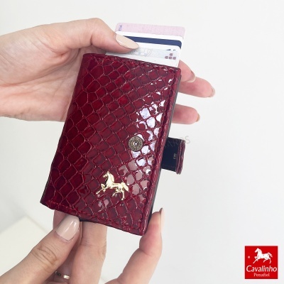 Carteira vermelha com padrão pele de crocodilo e detalhe metálico de cavalo