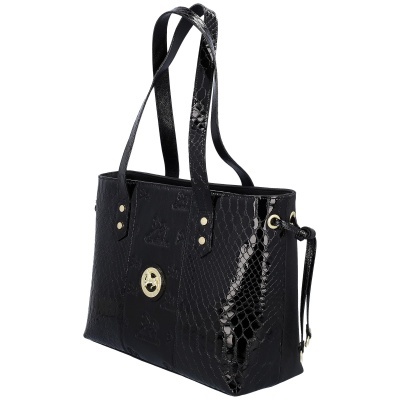 Saco tote preto com padrão de pele de cobra e detalhe dourado circular
