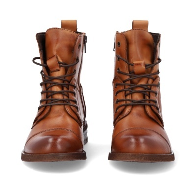 Botas castanhas em couro com atacadores castanhos