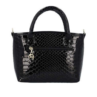 Mala de mão preta com textura padrão crocodilo e bolso exterior com fecho