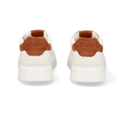 Par de sapatilhas brancas com detalhes castanhos e texto Polo na parte de trás