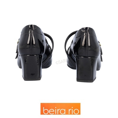 Sapatos pretos com salto grosso vistos de trás