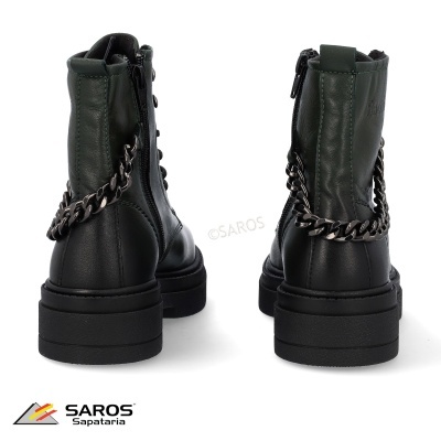 Botins pretos em pele sintética com corrente metálica e sola grossa