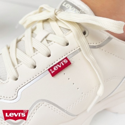 Ténis Levi's brancos com etiqueta vermelha e atacadores