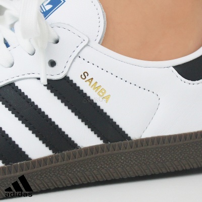Ténis Adidas Samba branco com riscas pretas e sola castanha