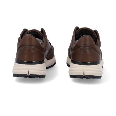 Par de sapatos masculinos castanhos vistos de trás.