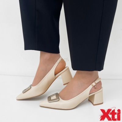 Sapatos de salto médio creme com fivela e tiras traseiras