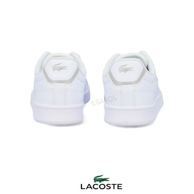 Par de ténis brancos Lacoste com logótipo de crocodilo cinzento na parte de trás