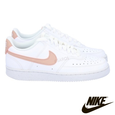 Ténis Nike baixos brancos com swoosh rosa claro e sola branca