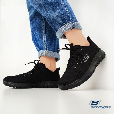 Sapatilhas pretas Skechers com sola preta e logo lateral