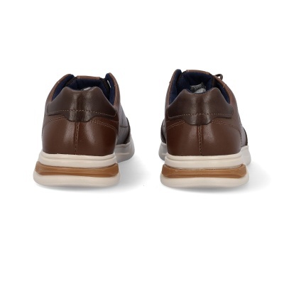 Sapatilhas castanhas de pele vistas de trás com solas brancas e detalhes castanhos