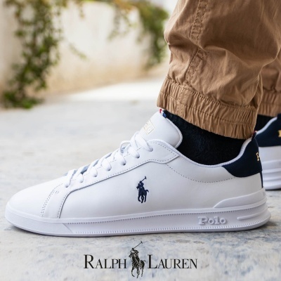 Sapatilha branca de couro Polo Ralph Lauren com logo azul escuro e sola branca, vista lateral
