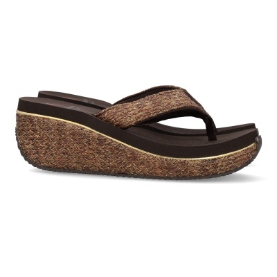 Sandália tipo chinelo castanha com sola preta e plataforma trançada.