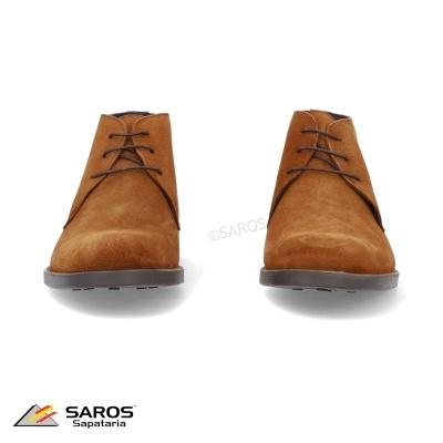 Botins castanhos em camurça, atacadores castanhos e sola cinzenta, fundo branco, logo SAROS Sapataria