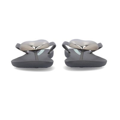 Chinelos pretos com decoração metálica em forma de coração