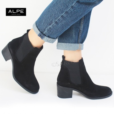 Botas pretas de pele salto médio com calças de ganga azul