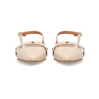 Sapatilhas femininas bege com tachas metálicas