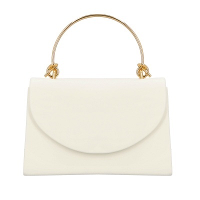 Mala de mão branca com alça dourada rígida e fecho de aba arredondada