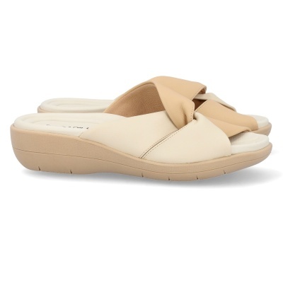 Chinelos tipo sandálias com tiras cruzadas bege e creme e sola grossa bege.