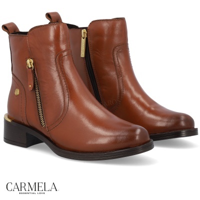 Botas de pele castanha com fecho dourado lateral e sola preta, marca CARMELA