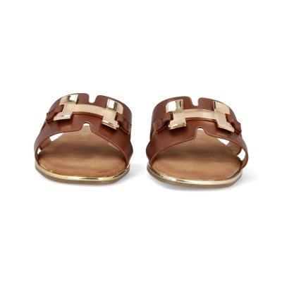 Sandálias castanhas com detalhe metálico dourado em fundo branco