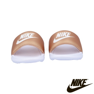 Chinelos Nike bronze metálico com sola branca e logo branco.