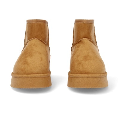 Botas castanhas de camurça vistas de frente em fundo branco