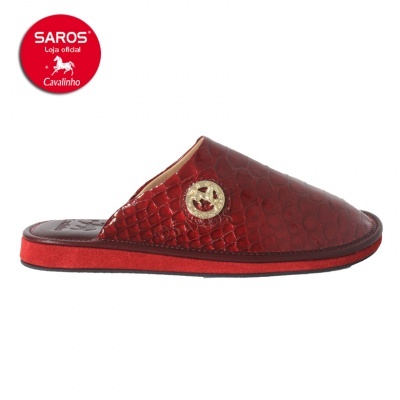 Chinelo vermelho texturado com emblema dourado