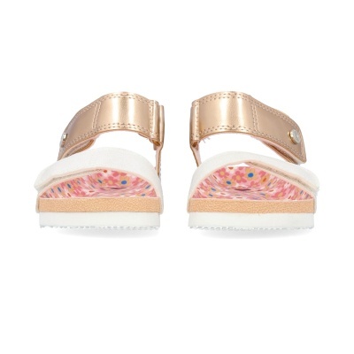 Sandálias infantis metálicas com padrão colorido no interior e sola branca
