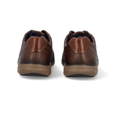 Sapatos castanhos de couro com sola bege vistos de trás